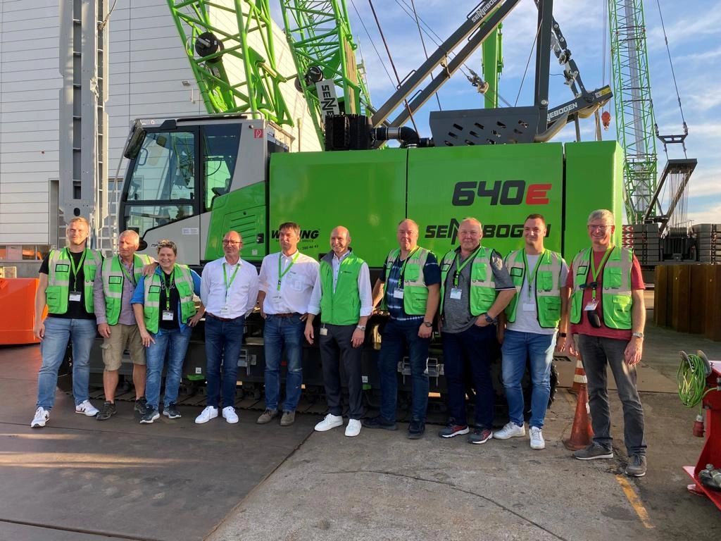 Mietpark erweitert mit Sennebogen 640E Gruppenfoto mit Gebr. Willing GmbH vor Sennebogen 640E