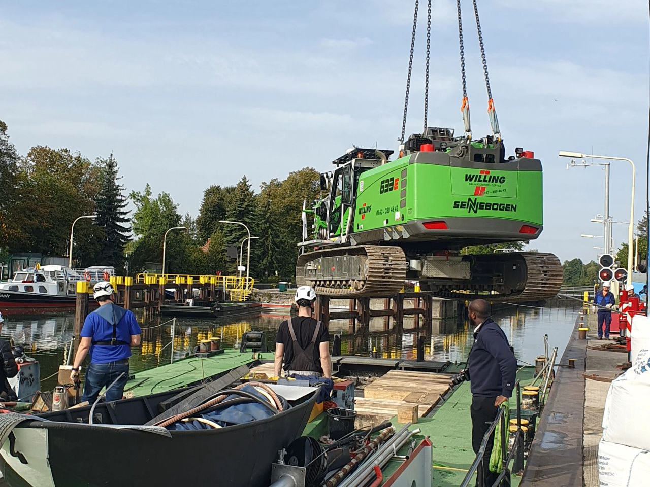 Sennebogen 633E von Gebr. Willing GmbH wird auf Ponton gehoben